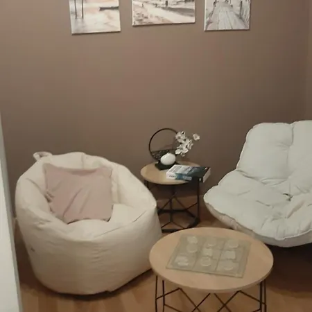 Atelier Des Reves, Pour Deux Personnes Avec Pres De La *