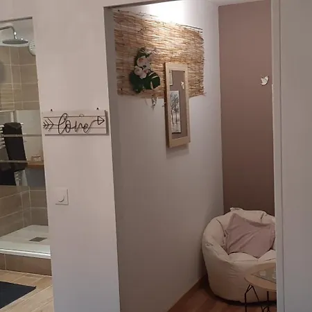 Atelier Des Reves, Pour Deux Personnes Avec Pres De La *