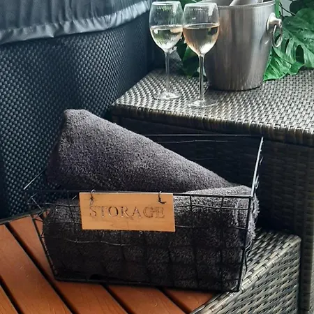 Atelier Des Reves, Pour Deux Personnes Avec Pres De La *