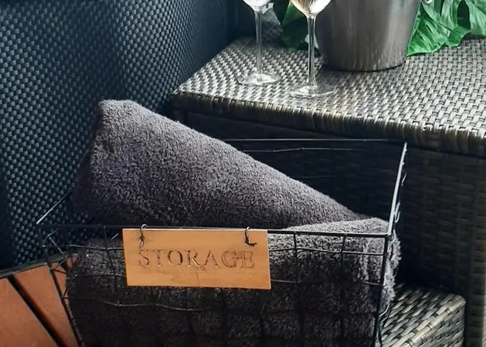 Atelier Des Rêves, Pour Deux Personnes Avec Près De La *